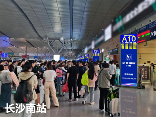 重磅丨倫登國(guó)際門窗簽約高鐵廣告，開啟“高鐵霸屏”模式!